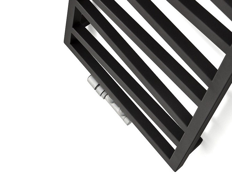 Чорна рушникосушка Terma